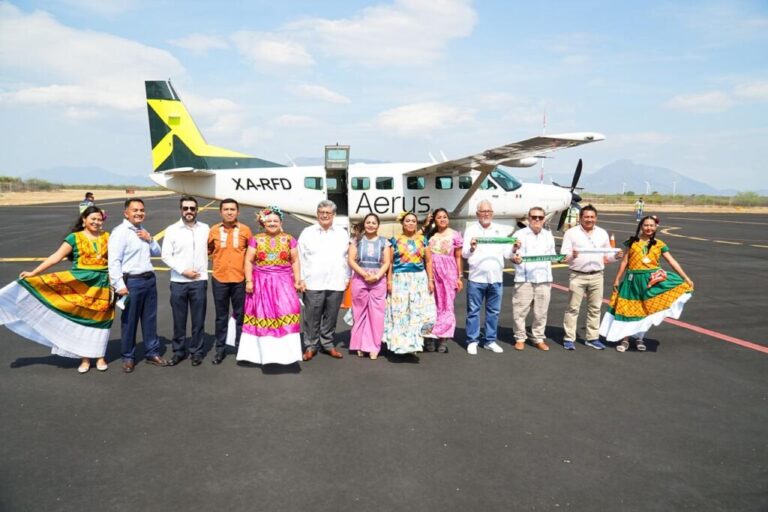 Dan la bienvenida al primer vuelo de la ruta Ciudad Ixtepec - AIFA de Fly Aerus