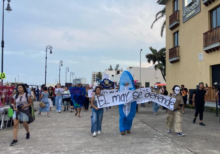Marchan en Veracruz para exigir justicia tras derrame de hidrocarburos