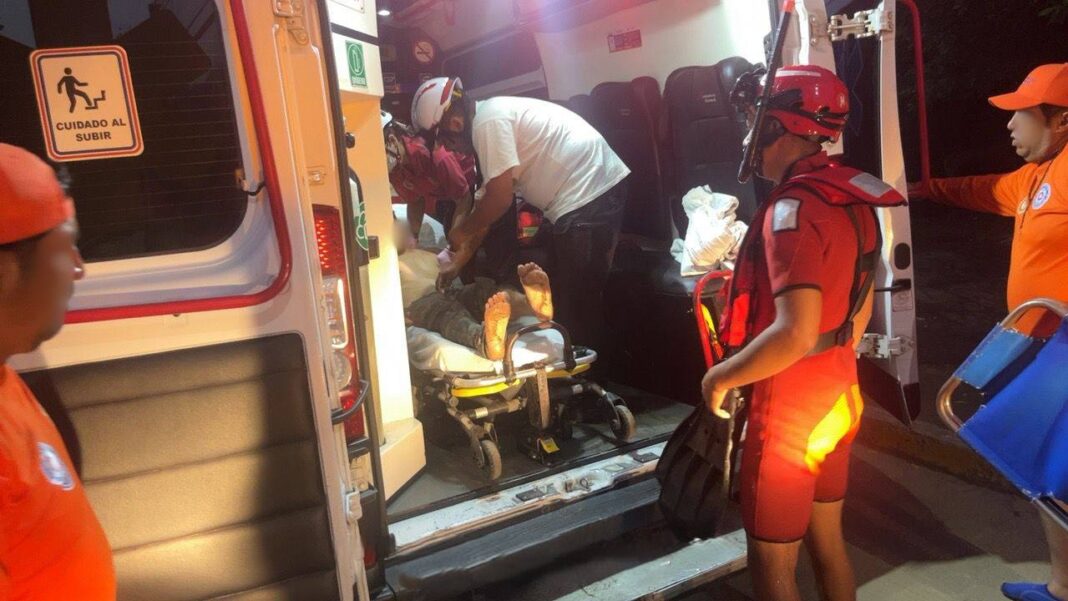 Marina rescata a dos jóvenes a la deriva en Veracruz