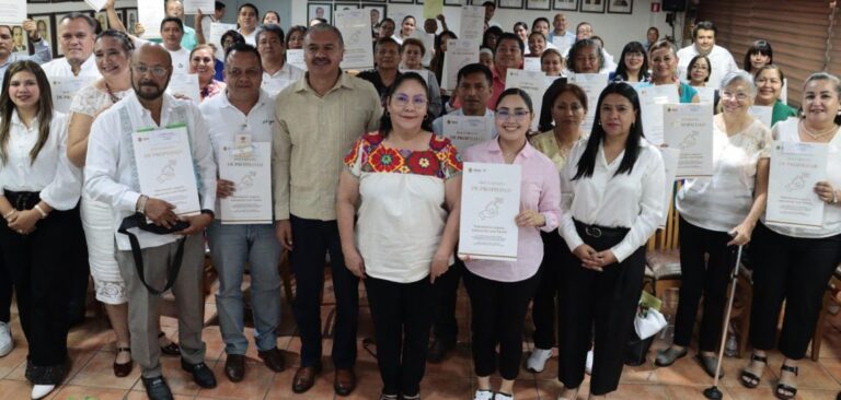 SEV entrega títulos de propiedad a 54 escuelas; destacan planteles con 94 años