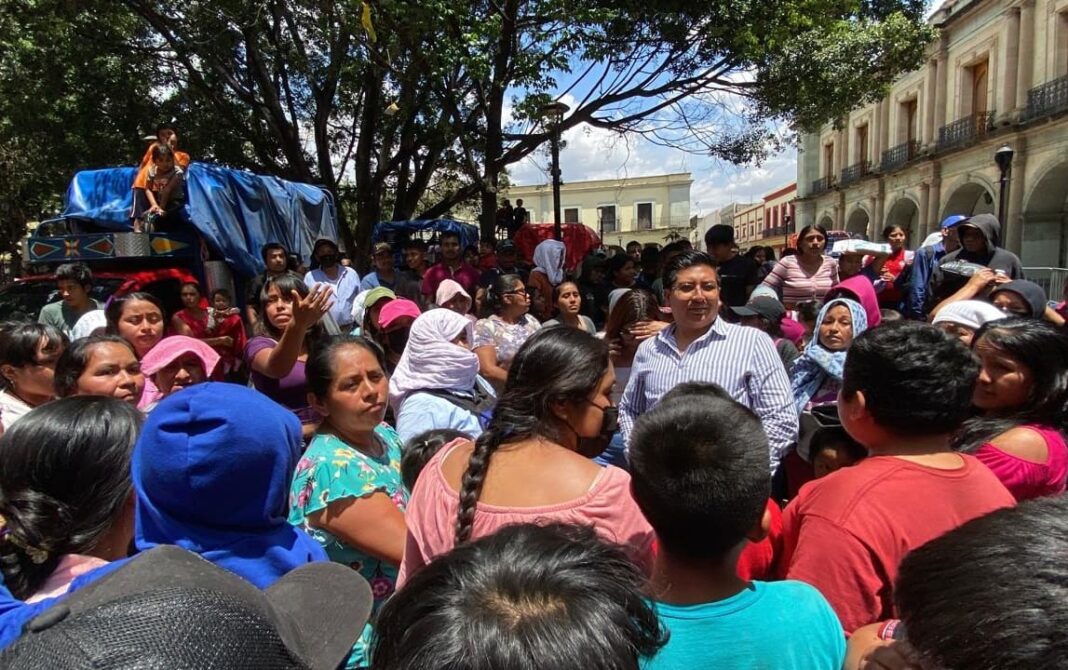 Pobladores retienen a funcionarios en Oaxaca