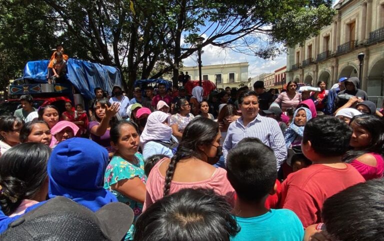Pobladores retienen a funcionarios en Oaxaca