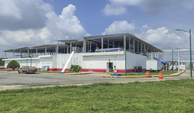 Reportan avance del 75% de la planta que producirá moscas estériles para erradicar el gusano barrenador