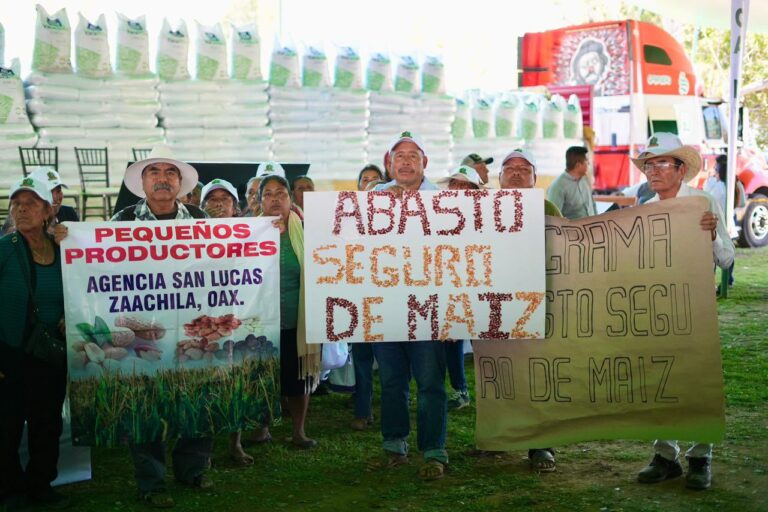 Salomón Jara entrega insumos agrícolas en Ciénega de Zimatlán