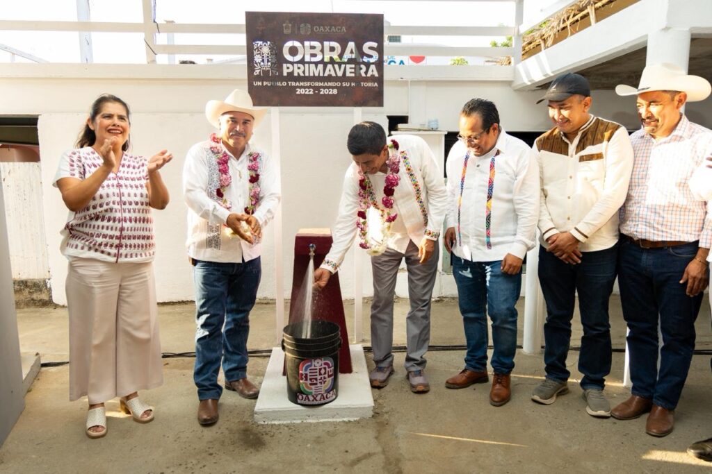 Salomón Jara entrega rehabilitación del sistema de agua potable en Santa María Tonameca