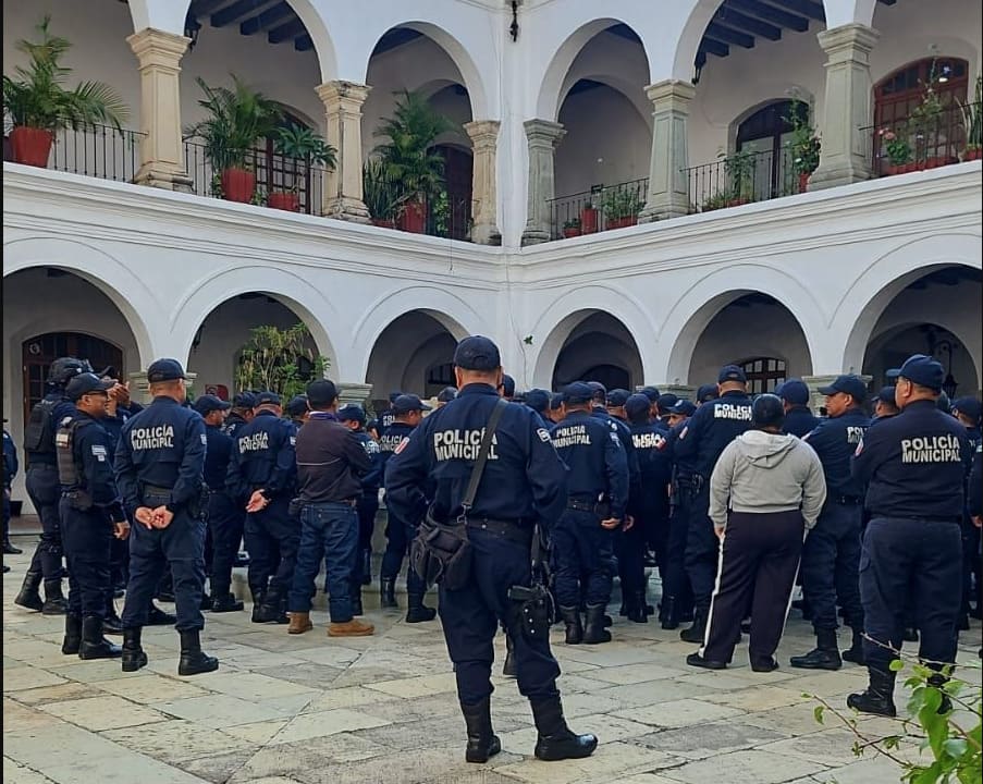 Policías de Oaxaca realizan paro de labores para exigir pensiones dignas y más recursos