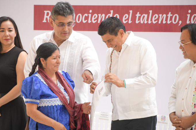 Gobierno de Oaxaca facilita la comercialización de artesanías
