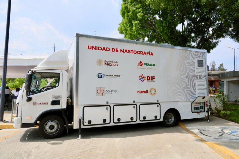 DIF Oaxaca recibe unidad médica móvil de mastografía