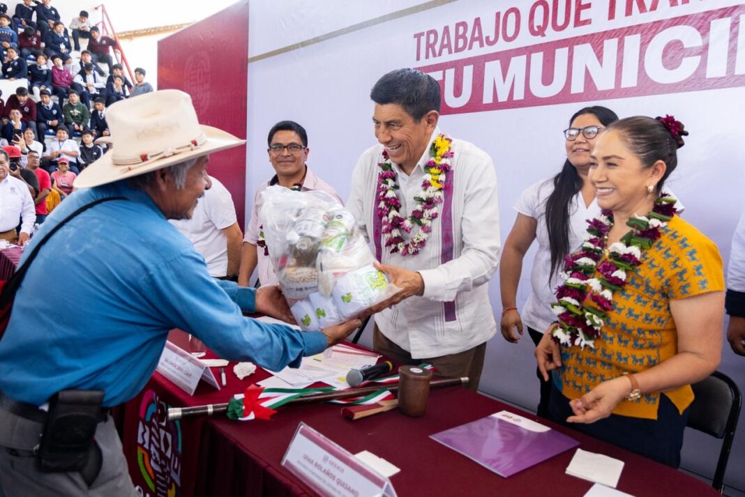 Entregan dotaciones alimentarias y aparatos funcionales en San Juan Mixtepec.