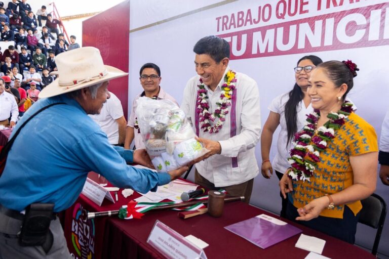 Entregan dotaciones alimentarias y aparatos funcionales en San Juan Mixtepec.