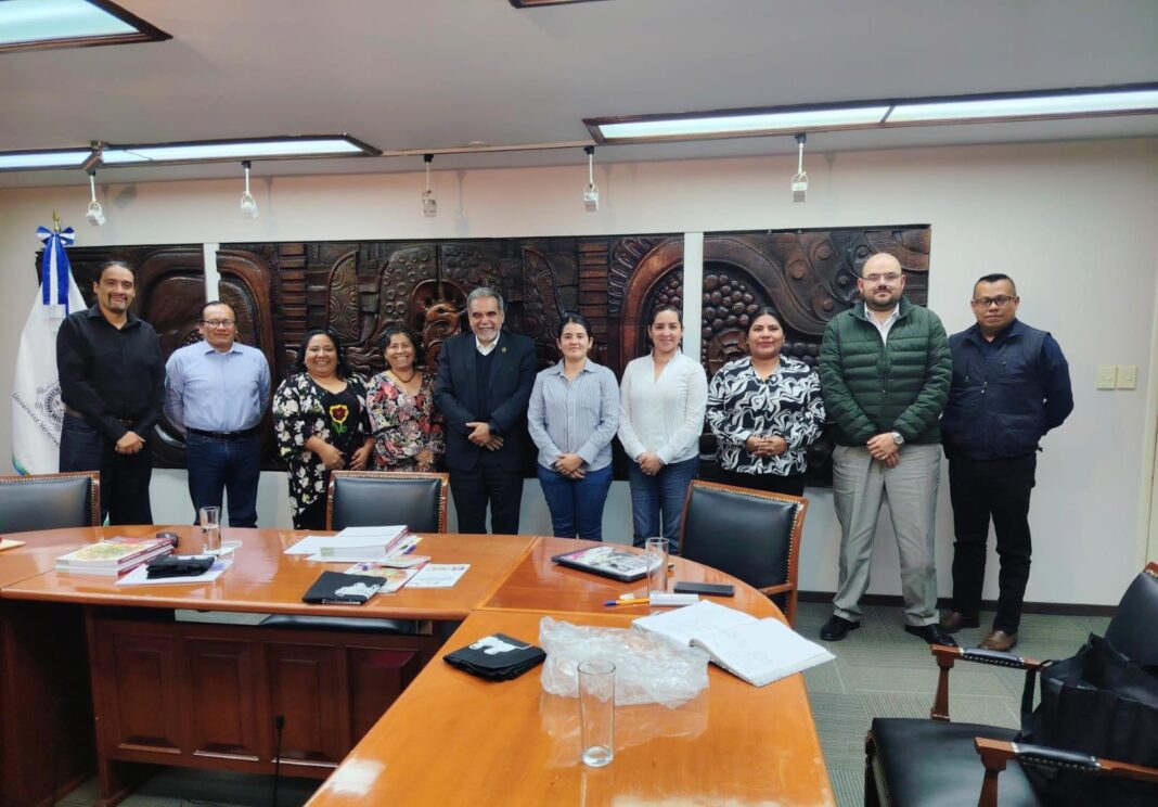 IVEA y UV refuerzan el programa de alfabetización en Veracruz