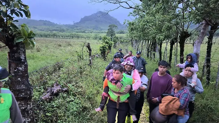 Localizan a pobladores extraviados en volcán de Veracruz; una persona murió durante el descenso