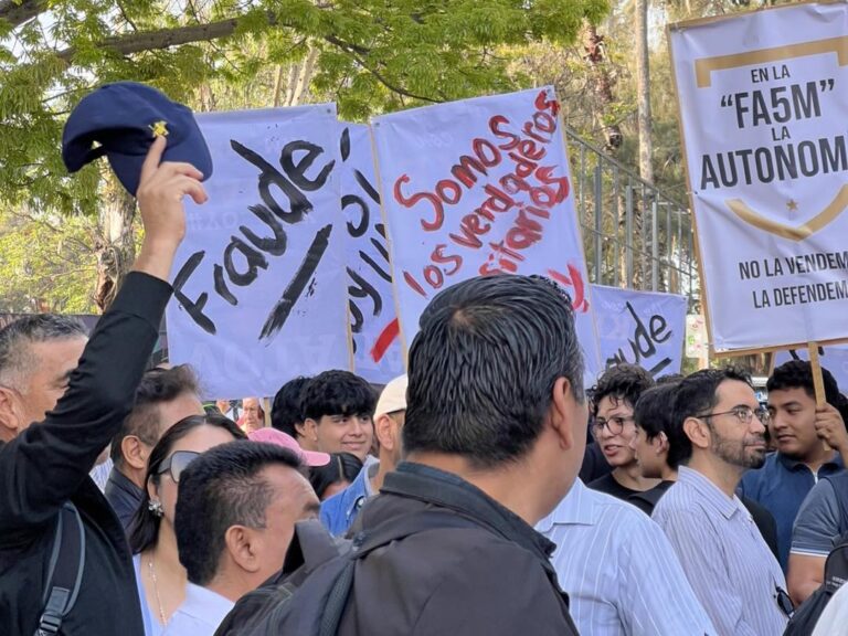 Marchan en Oaxaca contra la imposición en rectoría de la UABJO