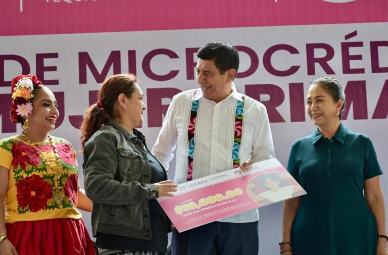 Salomón Jara entrega apoyos del programa "Tandas Mujer Primavera"