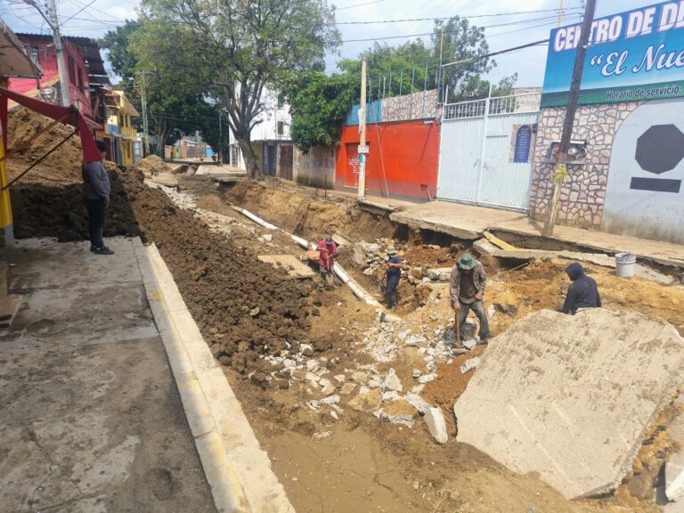 Avanzan los trabajos en el colector de San Martín Mexicapam