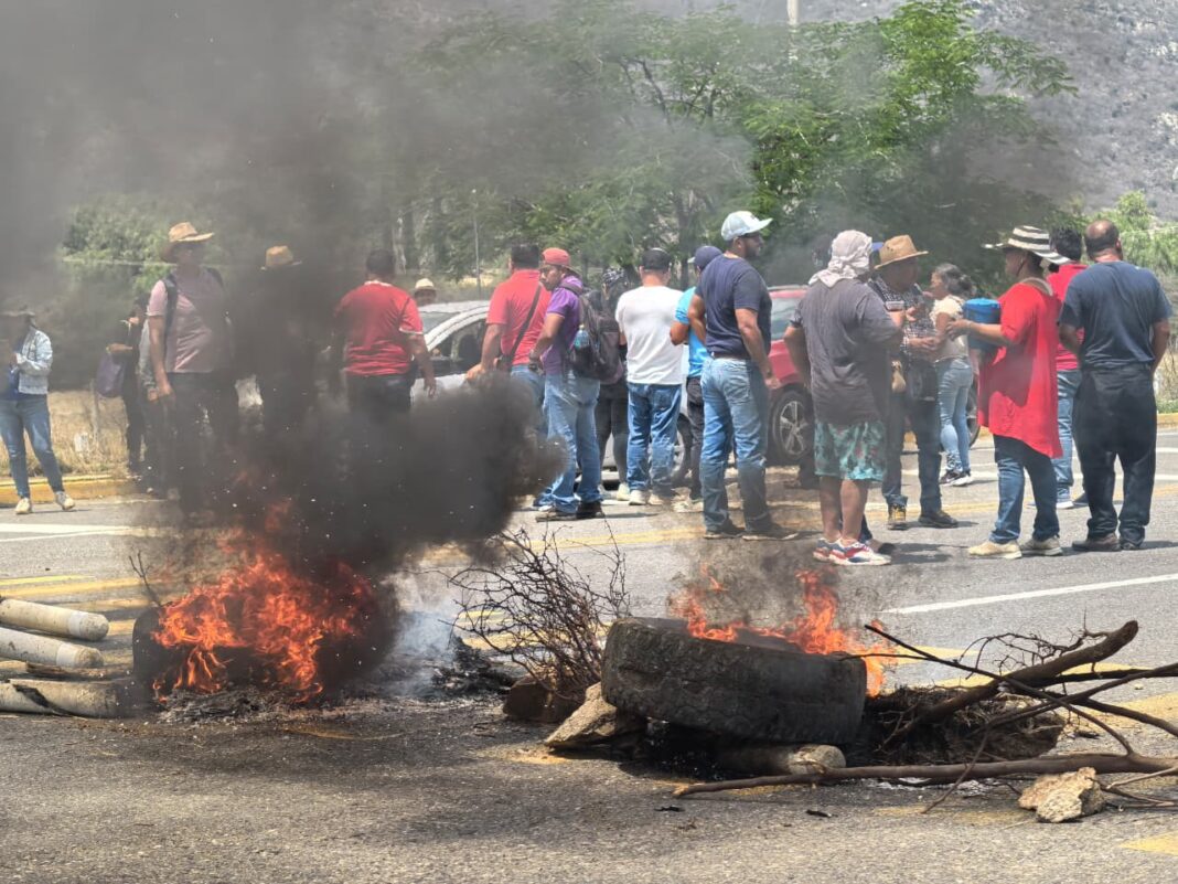 Sección 22 de la SNTE cumple tercer día de paro con bloqueos en Oaxaca