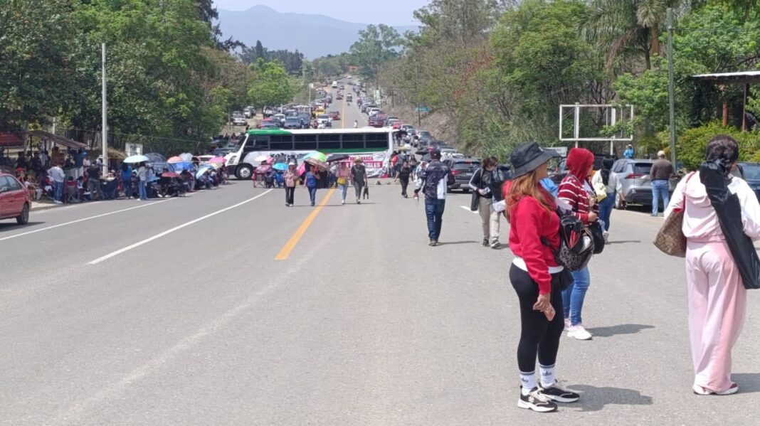 Sección 22 retoma protestas en casetas de peaje, aeropuerto y Pemex en Oaxaca