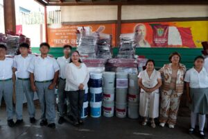 Entregan mobiliario e insumos a planteles de educación básica de Veracruz