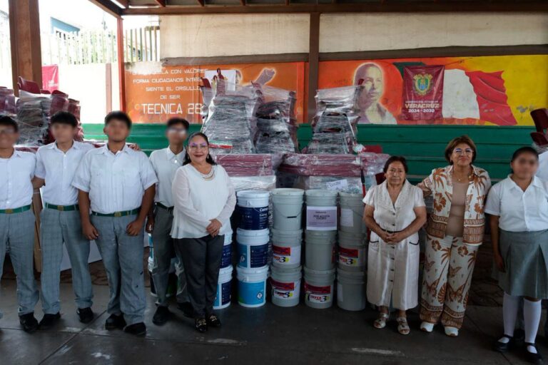 Entregan mobiliario e insumos a planteles de educación básica de Veracruz