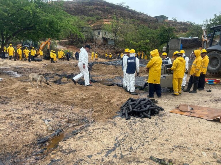 Atienden nueva fuga de combustóleo en Salina Cruz
