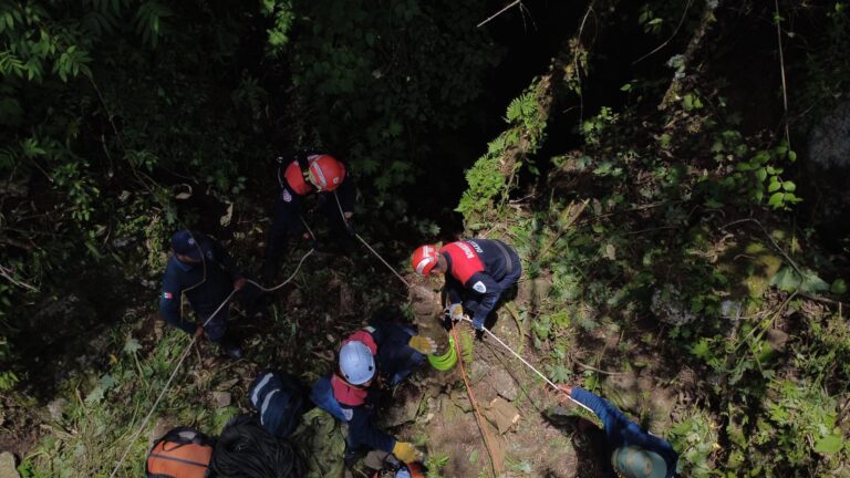 Bomberos de Oaxaca recuperan el cuerpo de un hombre que cayó a una fosa de 38 metros