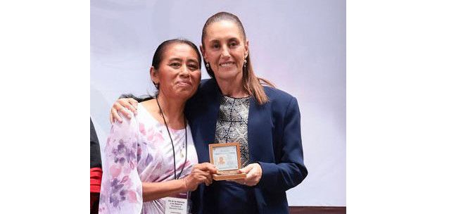 Docente veracruzana recibe la máxima distinción magisterial por sus 40 años de servicio