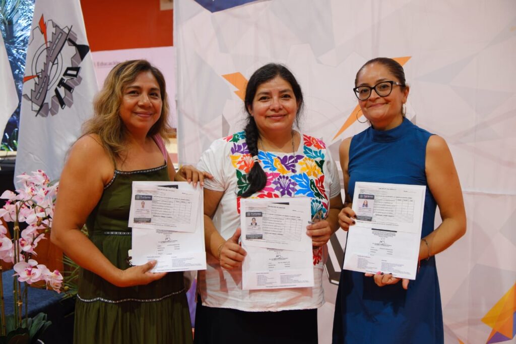 Entregan 206 distintivos de capacitación a prestadores de servicios turísticos en Oaxaca