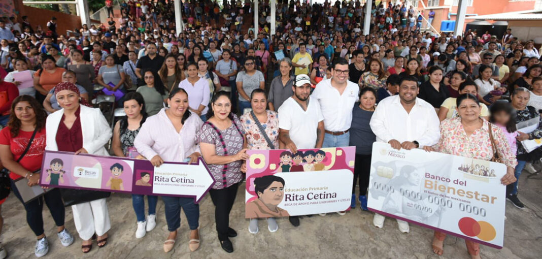 Estudiantes de Xalapa reciben su tarjeta de la Beca Rita Cetina