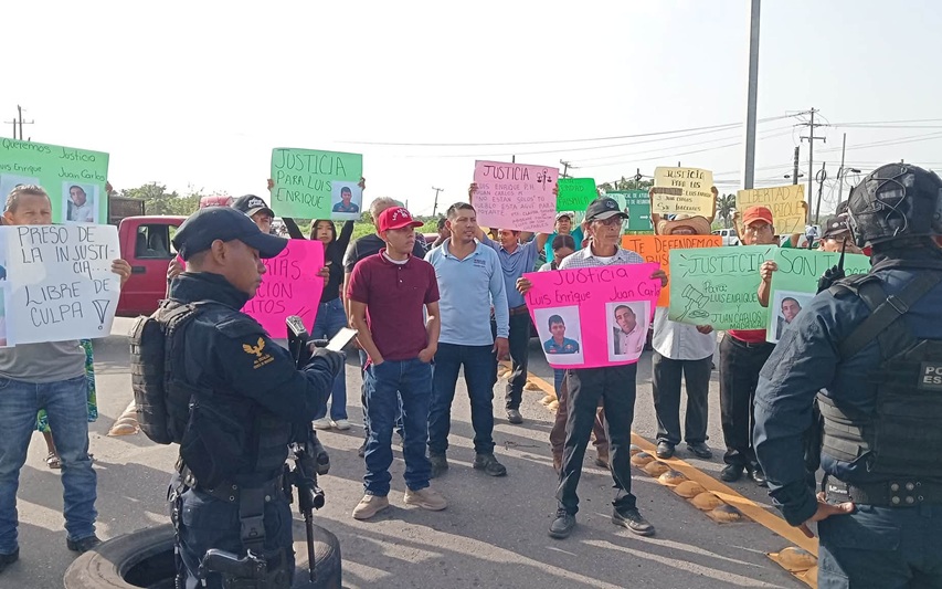Familiares de policías detenidos bloquean la carretera Coatzacoalcos-Villahermosa; acusan fabricación de culpables