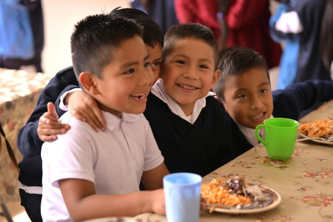 Más de 100 estudiantes con discapacidad reciben desayunos calientes del DIF en Coatzacoalcos