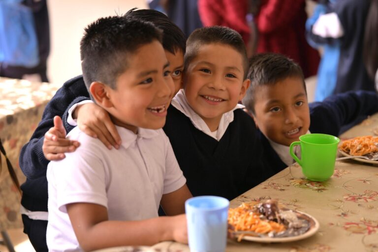 Más de 100 estudiantes con discapacidad reciben desayunos calientes del DIF en Coatzacoalcos