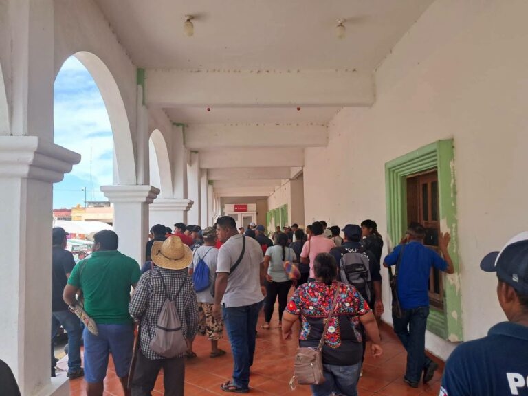Pobladores toman el palacio municipal de Santa María Zacatepec por retraso en obra educativa