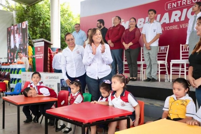 Rocío Nahle entrega equipamiento e insumos a planteles