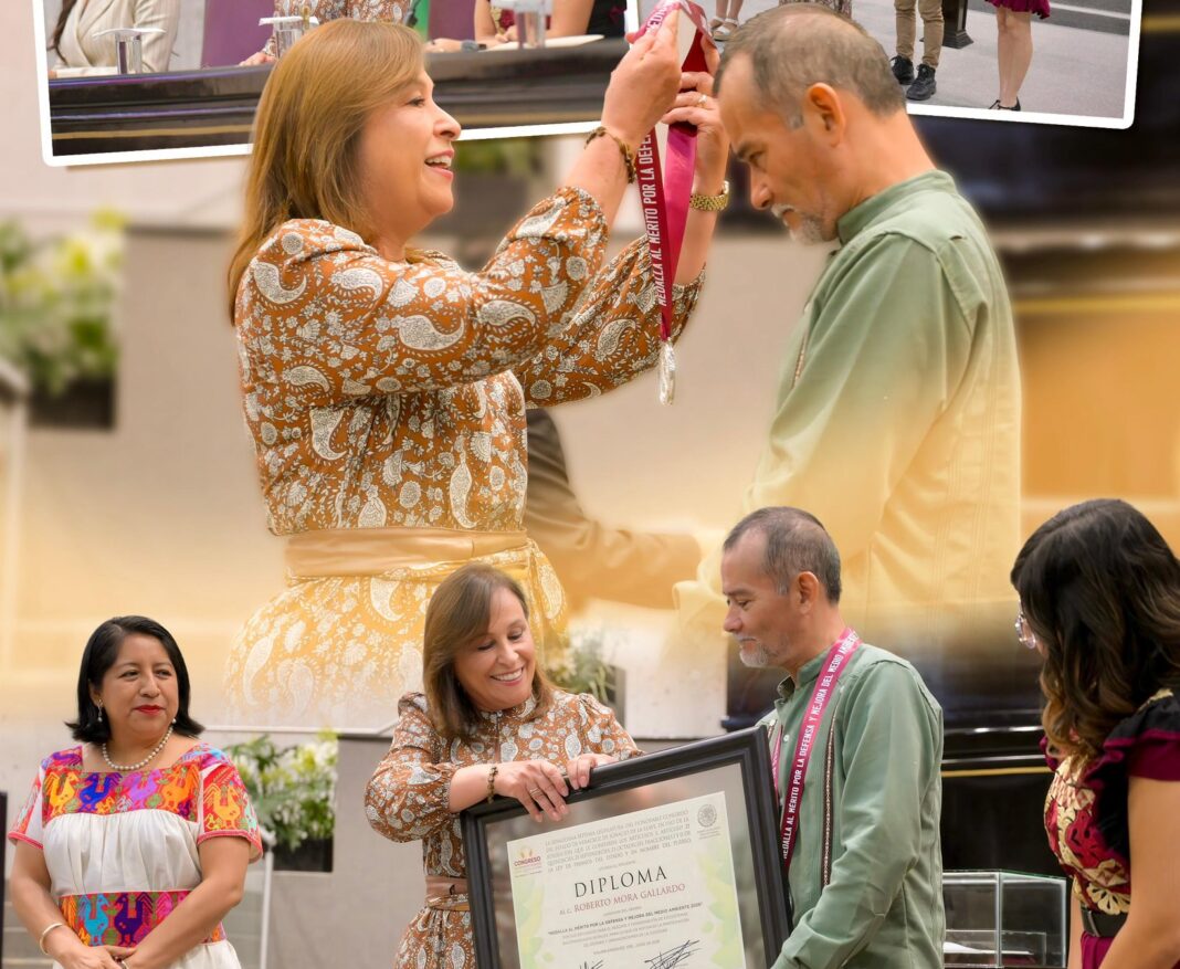 Rocío Nahle entrega la Medalla al Mérito Ambiental al biólogo Roberto Mora Gallardo
