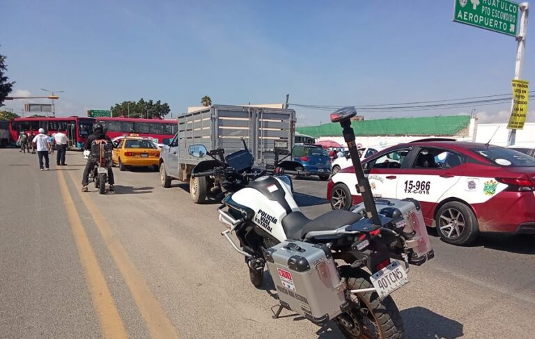 Sección 22 del SNTE bloquea accesos al aeropuerto de Oaxaca y casetas de peaje