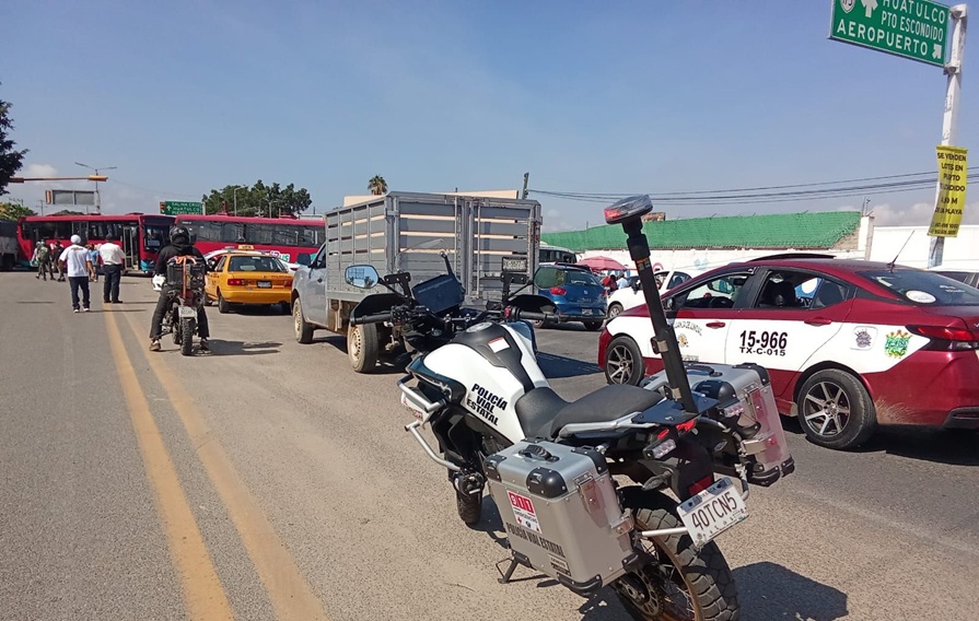 Sección 22 del SNTE bloquea accesos al aeropuerto de Oaxaca y casetas de peaje
