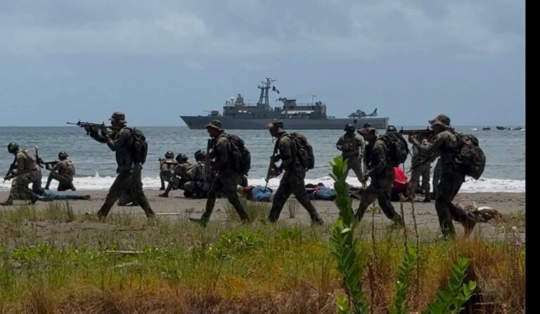 Armada de México despliega operativos aéreos y anfibios en Veracruz durante adiestramiento táctico