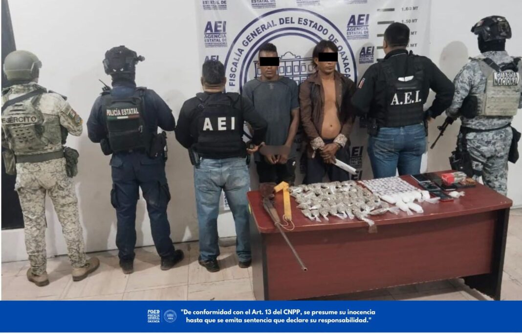 Aseguran más de 900 dosis de cristal y detiene a dos hombres tras cateo en San Juan Cacahuatepec
