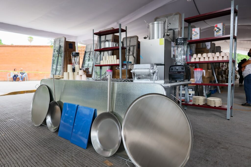 DIF Oaxaca entrega 200 equipamientos de cocina para comedores escolares y comunitarios