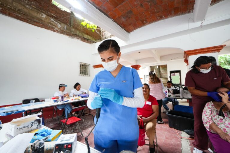 DIF Oaxaca entrega prótesis dentales gratuitas en la agencia San Martín Mexicapam
