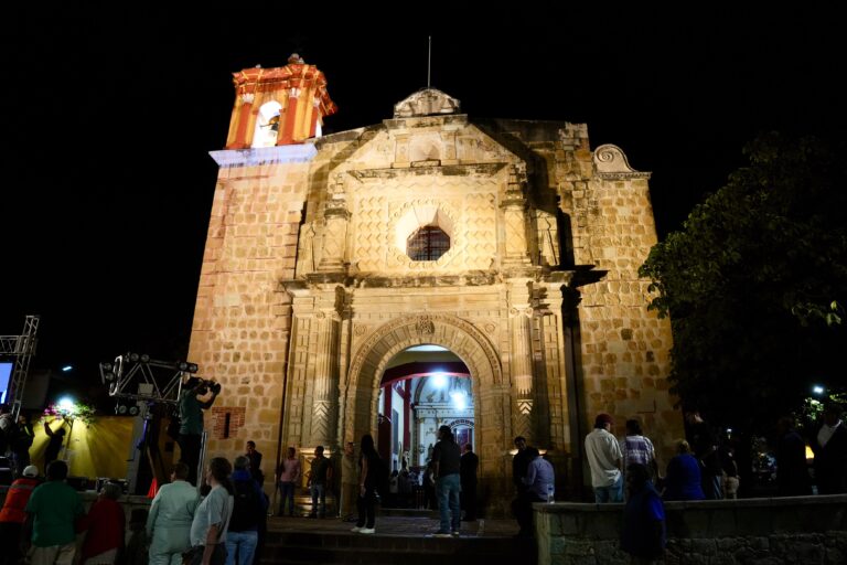 Encienden la nueva iluminación del Templo de San Matías Jalatlaco
