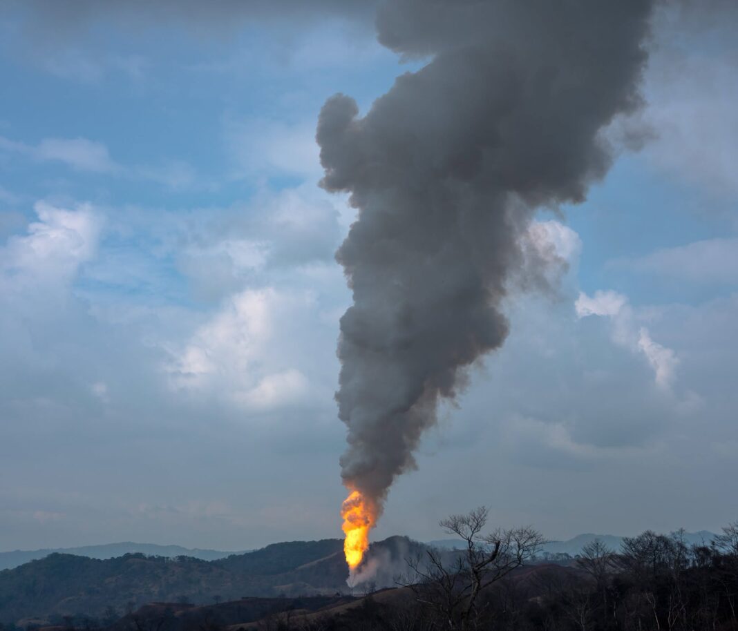 Exigen atención urgente a incendio y fuga en pozo Krem-1, en Las Choapas