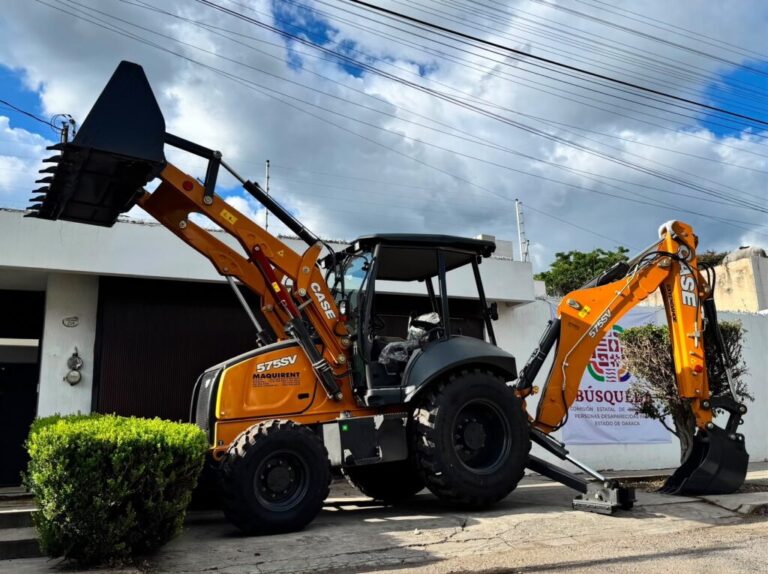Fortalecen a la Comisión de Búsqueda de Oaxaca; entregan retroexcavadora