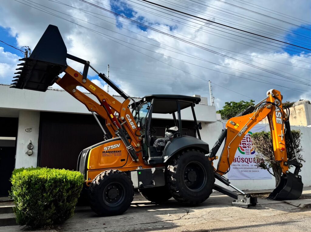 Fortalecen a la Comisión de Búsqueda de Oaxaca; entregan retroexcavadora