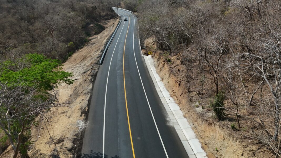 SICT avanza en la carretera Salina Cruz-Zihuatanejo