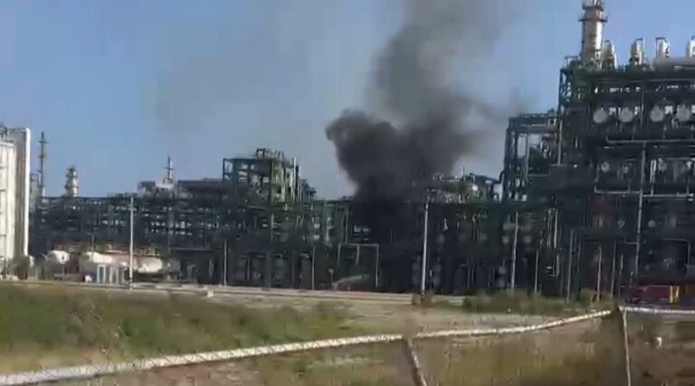 Fuga de crudo causa fuego incipiente en la Refinería Olmeca