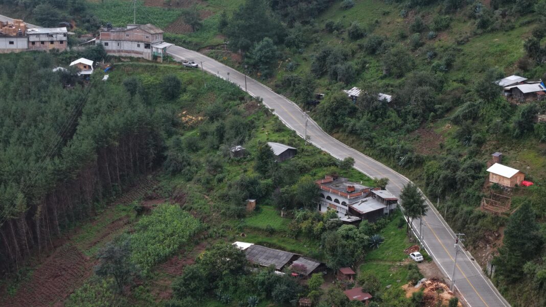 Inaugura carretera de concreto hidráulico