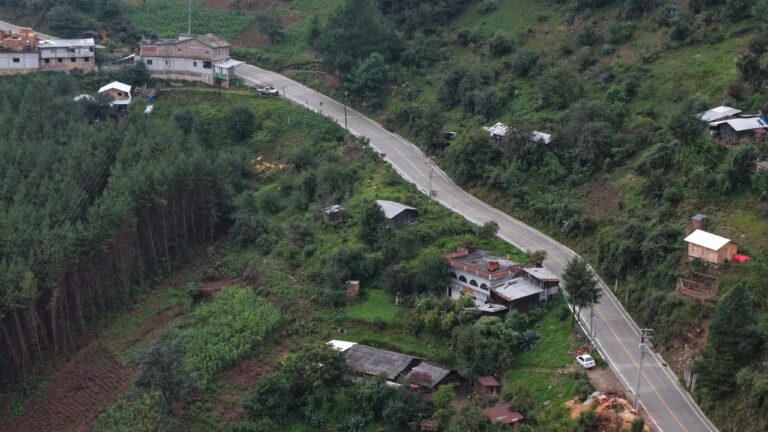 Inaugura carretera de concreto hidráulico