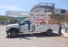 Pemex dona grúa y 800 lámparas para optimizar el alumbrado público en Salina Cruz
