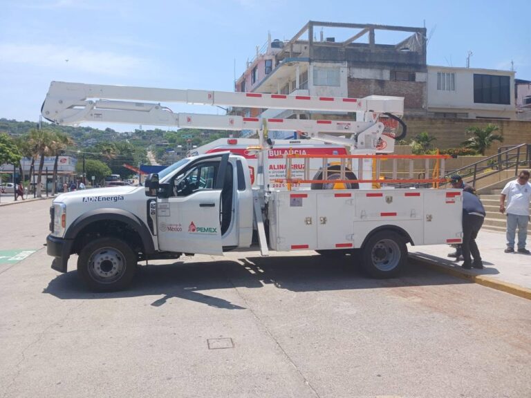 Pemex dona grúa y 800 lámparas para optimizar el alumbrado público en Salina Cruz